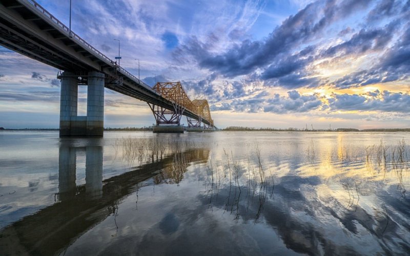 Мост красный дракон в Ханты-Мансийске