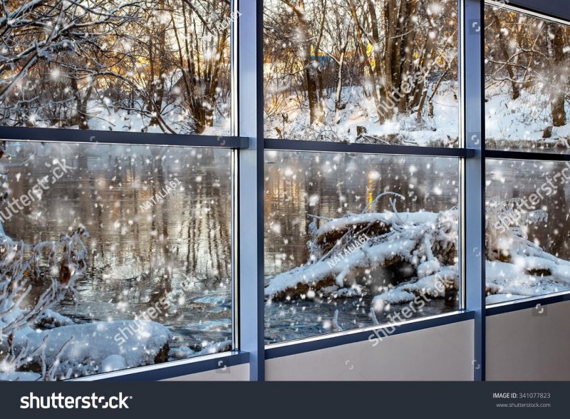 Пластиковое окно с зимним пейзажем