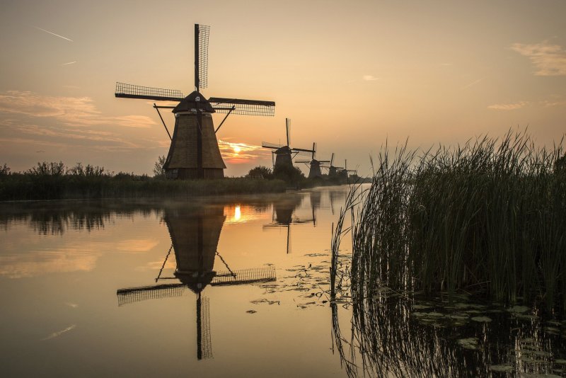 Ветряные мельницы в Голландии в поле