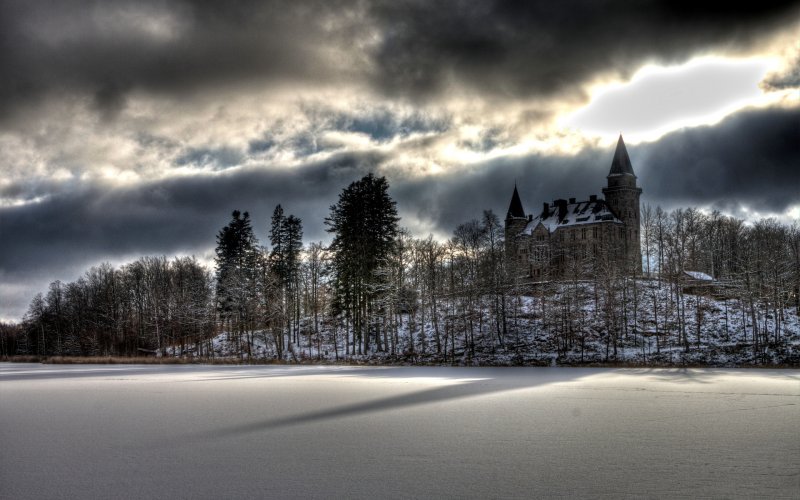 Готический замок зимой