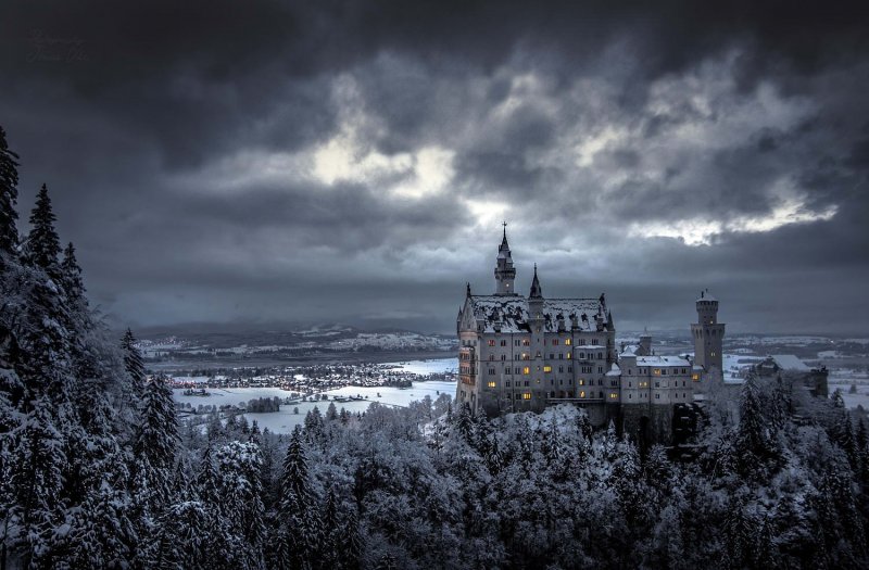 Готический замок зимой
