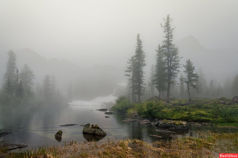 Озеро художников Ергаки в тумане