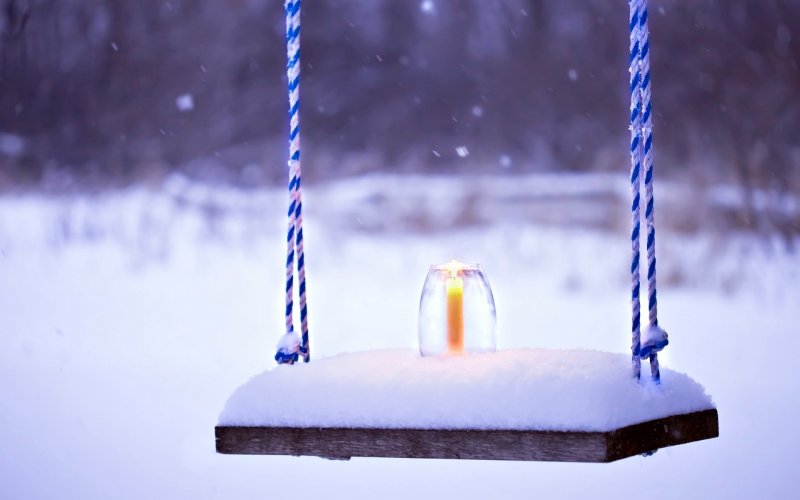 Свечи на снегу