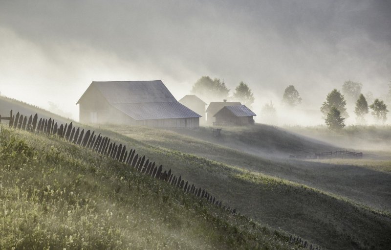 Деревенский дом в тумане