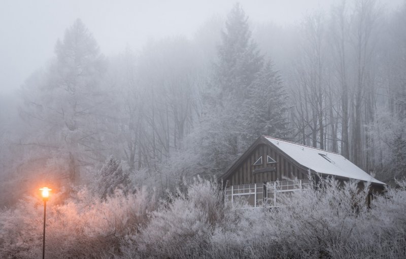 Зимний домик в тумане