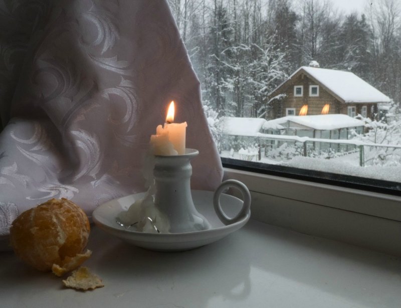 Свеча на зимнем окне