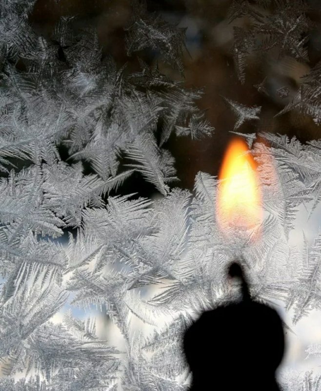 Свеча на окне зимой