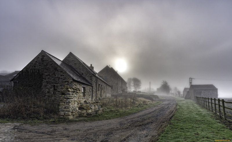 Заброшенная Церковь в деревне туман