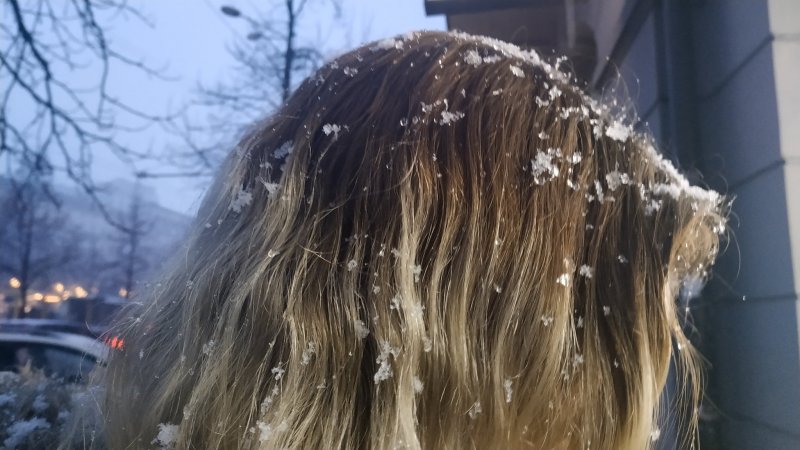 Снег на волосах девушки