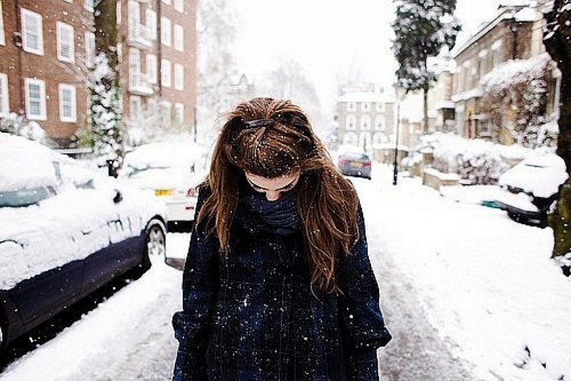 Девушка зимой со спины