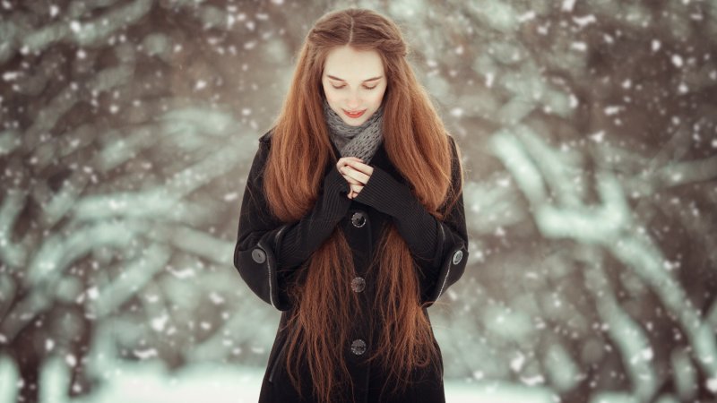 Длинные волосы в снегу