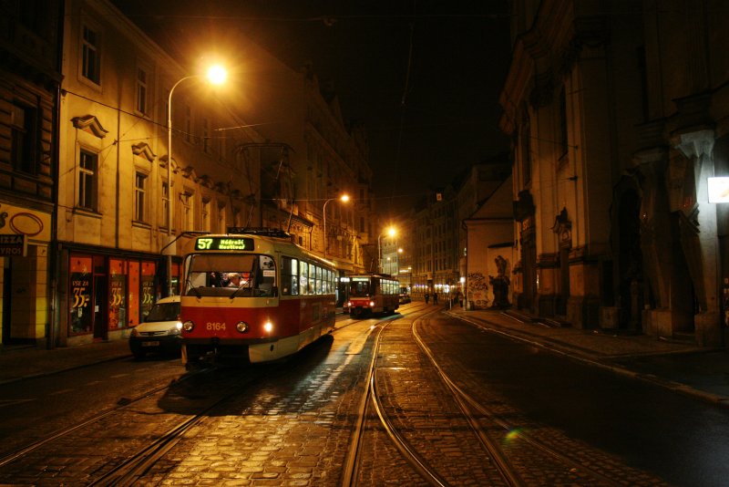 Прага улочки трамвайчик