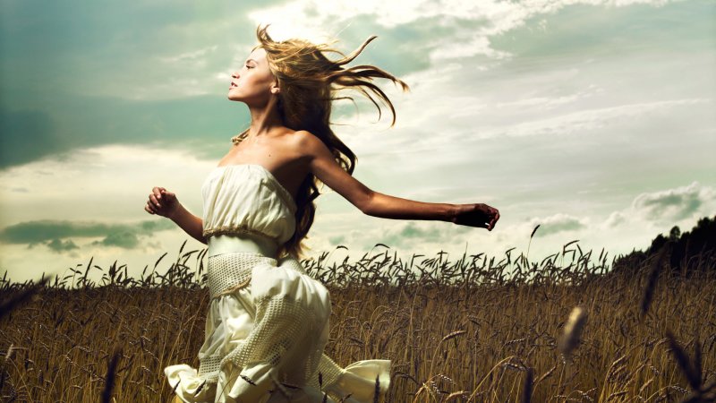 Девушка бежит в поле
