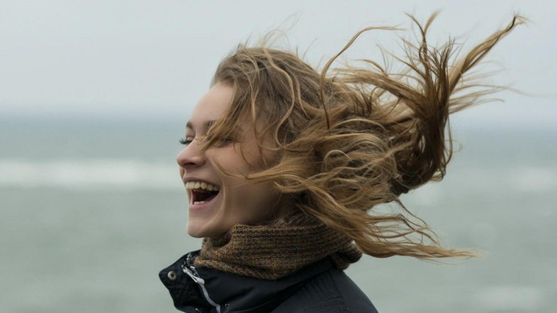 Девушка волосы на ветру