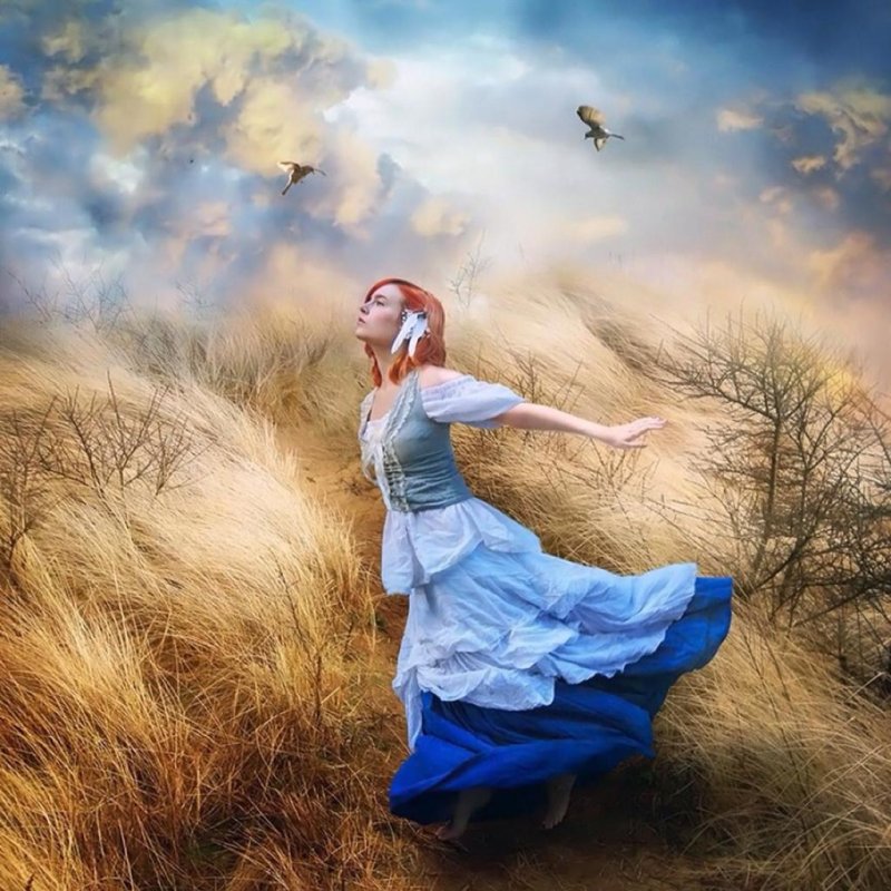 Девушка танцует в поле