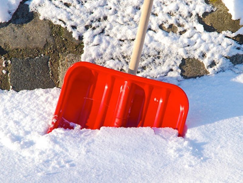 Снеговые лопаты в сугробе