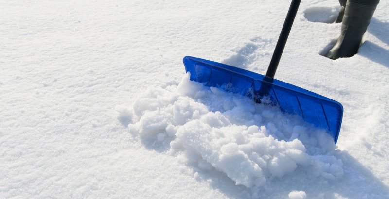 Лопата снеговая в снегу