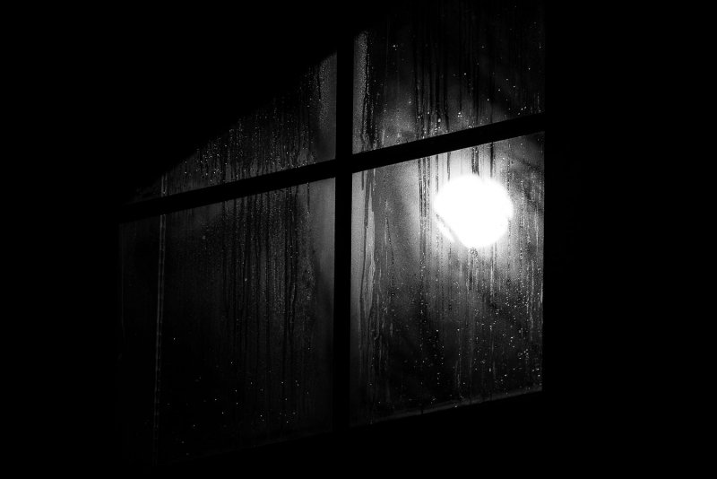 Луна в окне