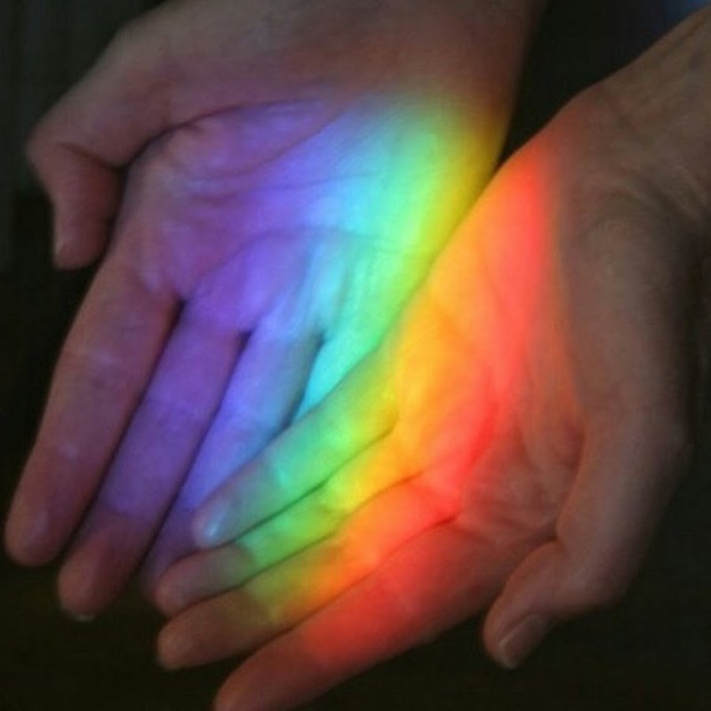 Руки держат радугу