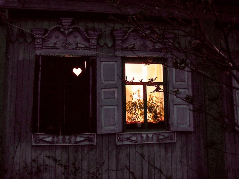 Деревенский дом свет в окне