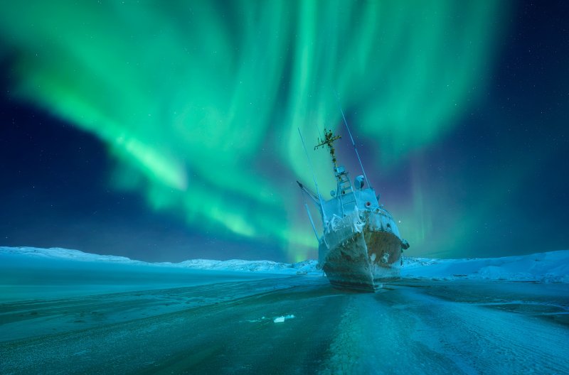 Картинка Северное сияние на океане с льдинами