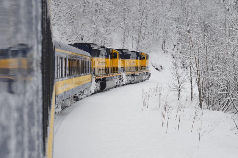 Поезд через снег