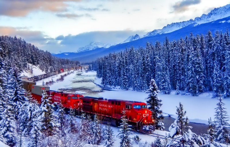 Зимний пейзаж с поездом