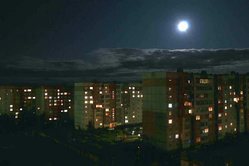 Вид ночного неба из окна хрущевки