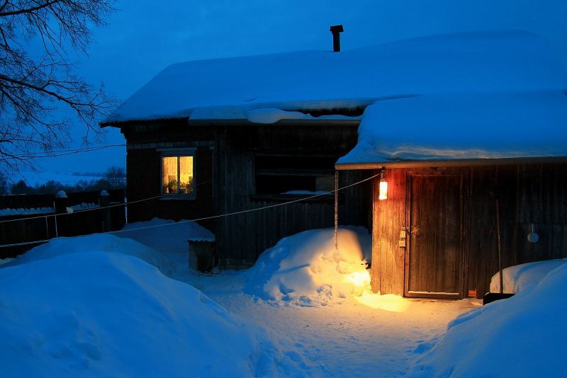 Деревенский дом зимой ночью
