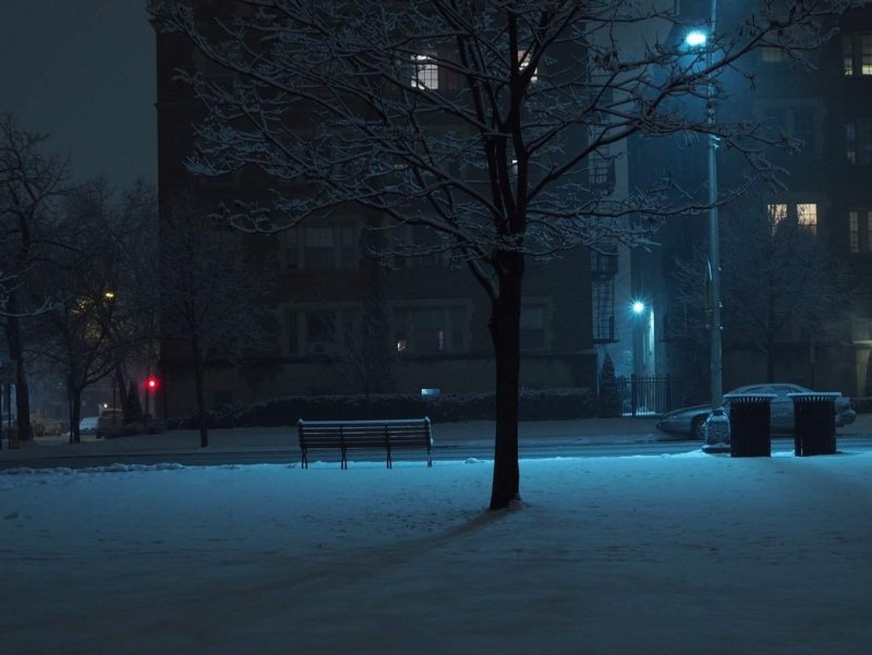 Зимний двор в городе ночью