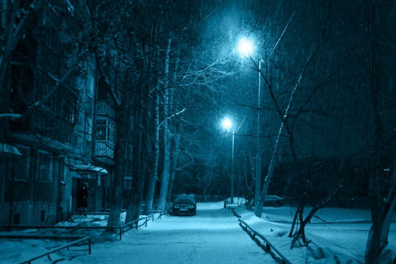 Ночной зимний двор