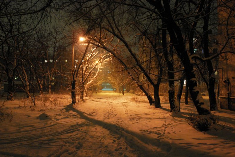 Зимний подъезд ночью