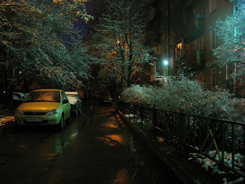Зимний двор в городе ночью