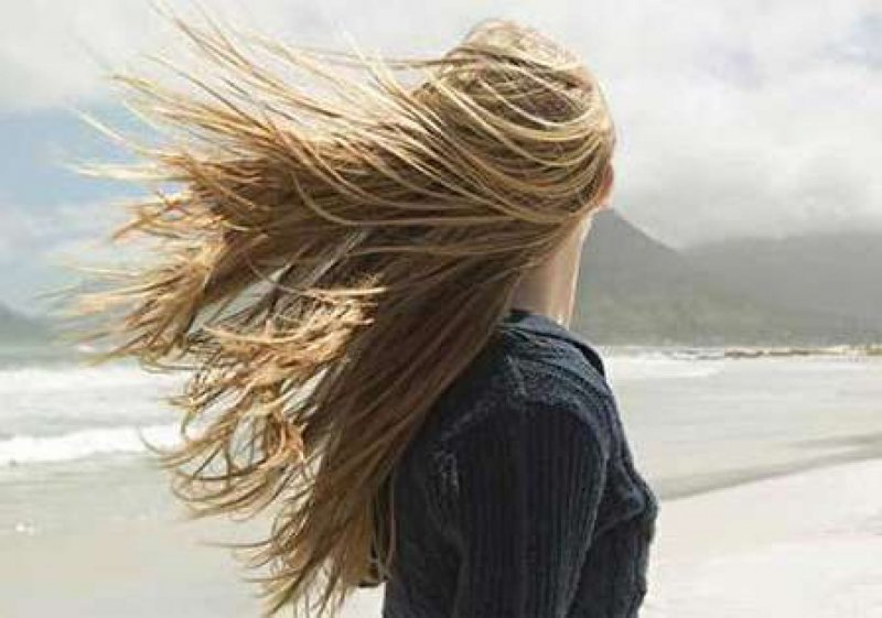 Развивающиеся волосы на ветру