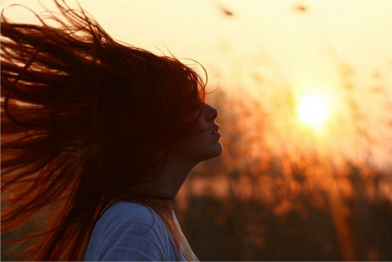 Девушка солнце развевающиеся волосы