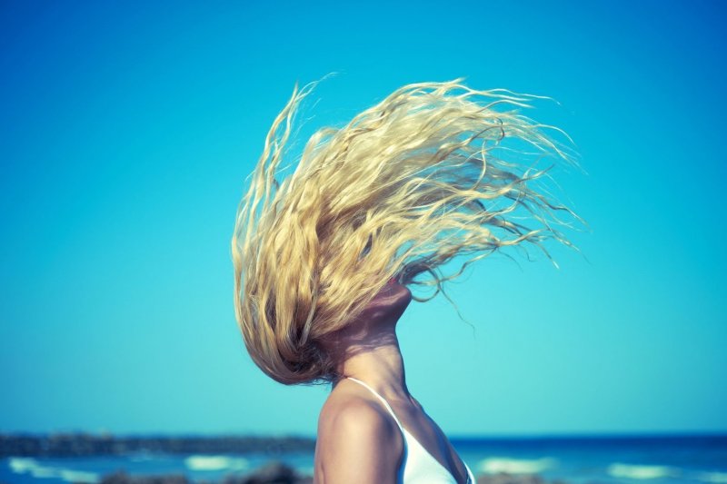 Волосы развеваются на ветру