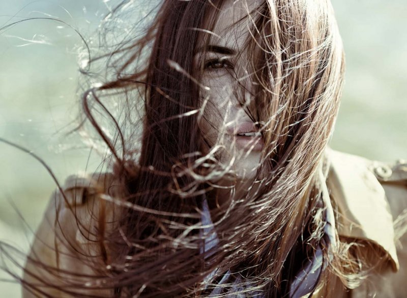 Девушка с растрепанными волосами на ветру