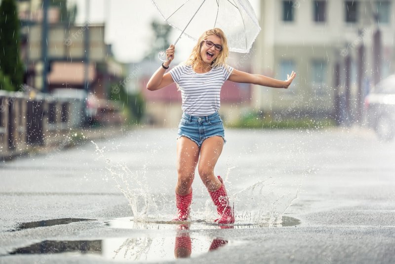 Девушка босиком под дождем