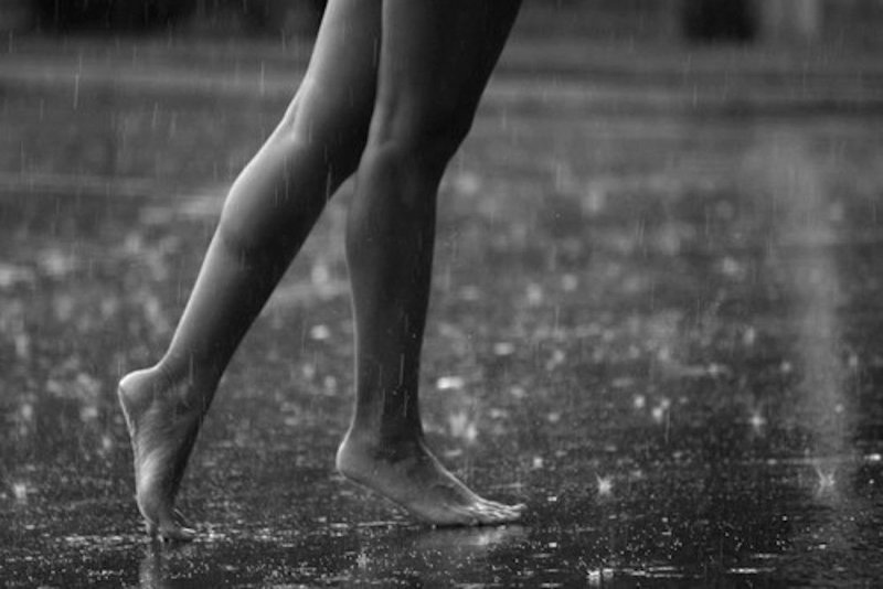 Девушка босиком под дождем