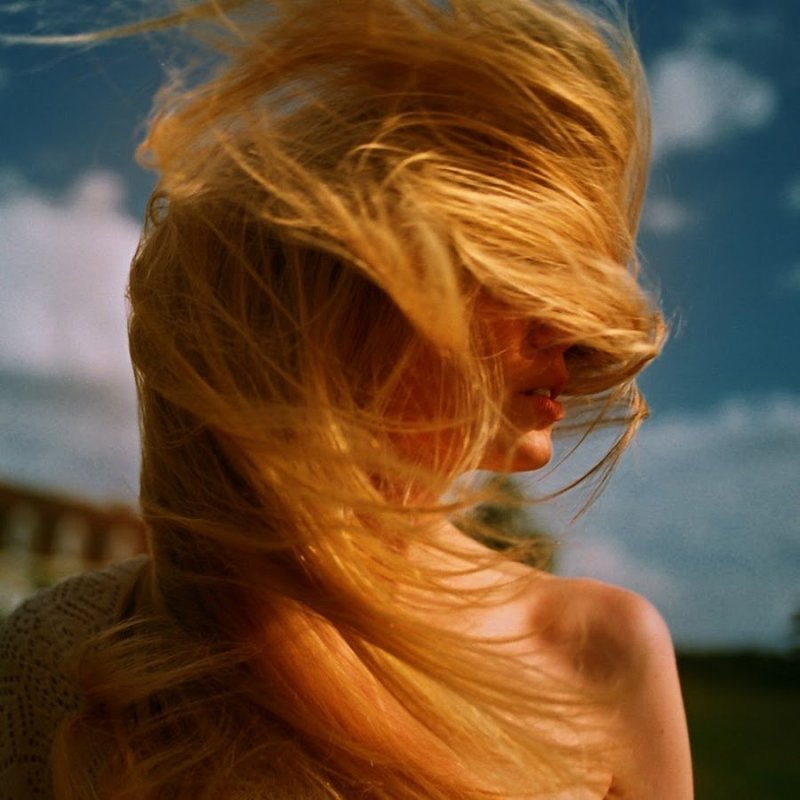 Девушка волосы на ветру