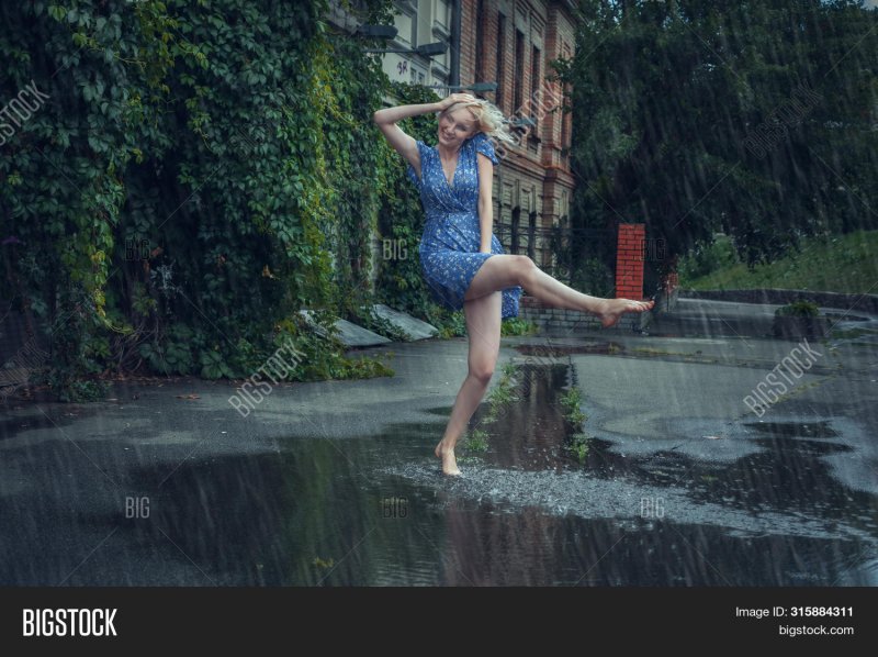 Девушка в платье под дождем