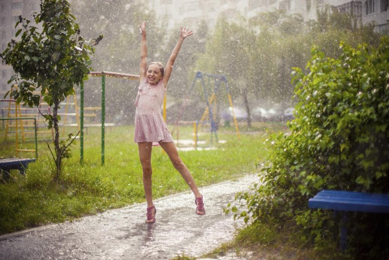 Девушка бежит под дождем