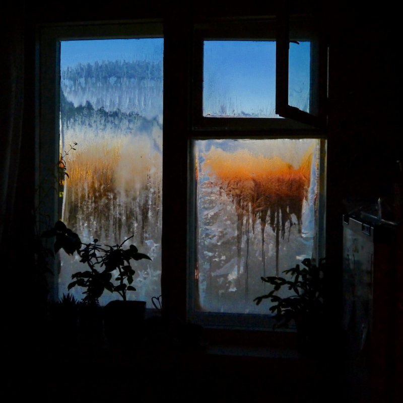 Зимний рассвет в окне