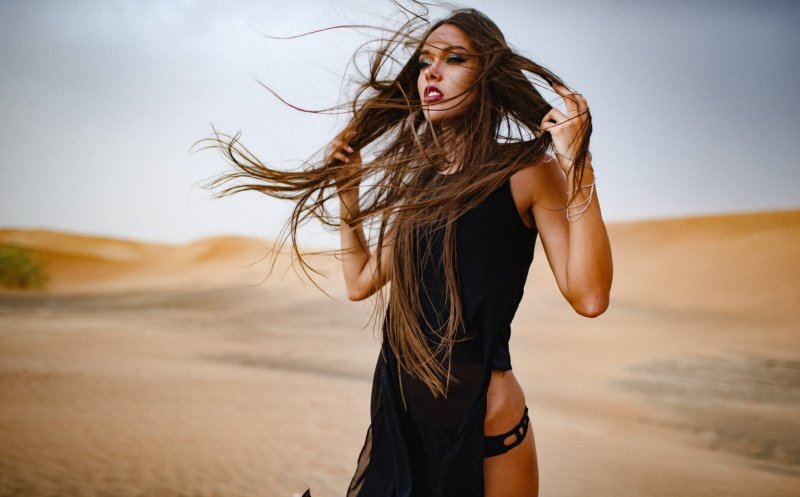 Девушка с длинными волосами на ветру