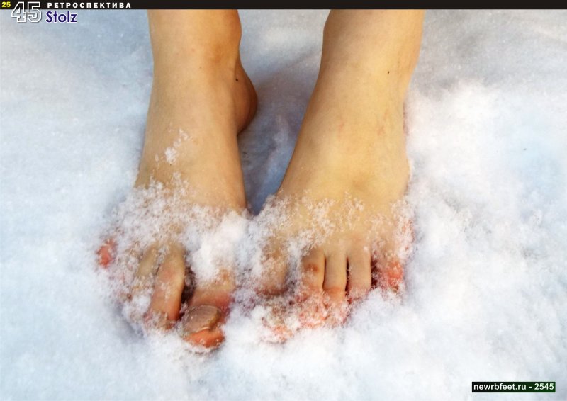 Ноги девушки в снегу