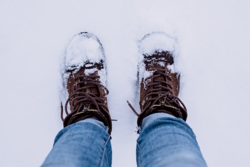 Ноги в обуви на снегу