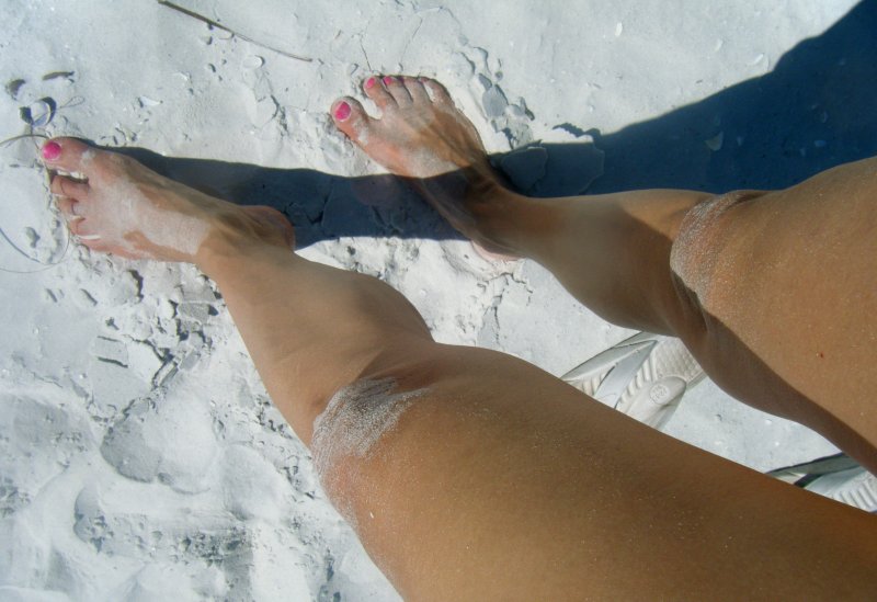 Женские ноги на снегу