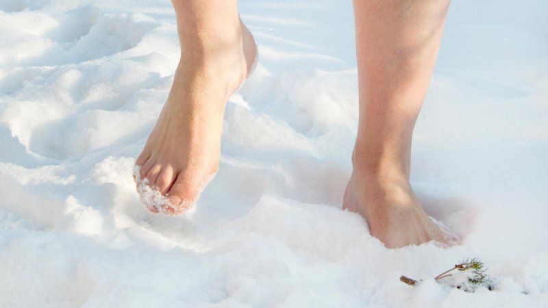 Босые ноги на снегу