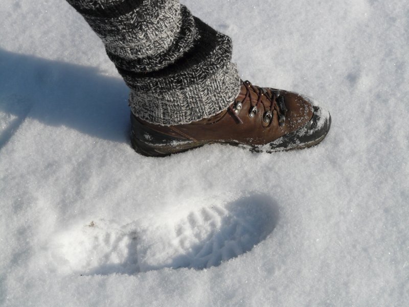 Зимние ботинки в снегу