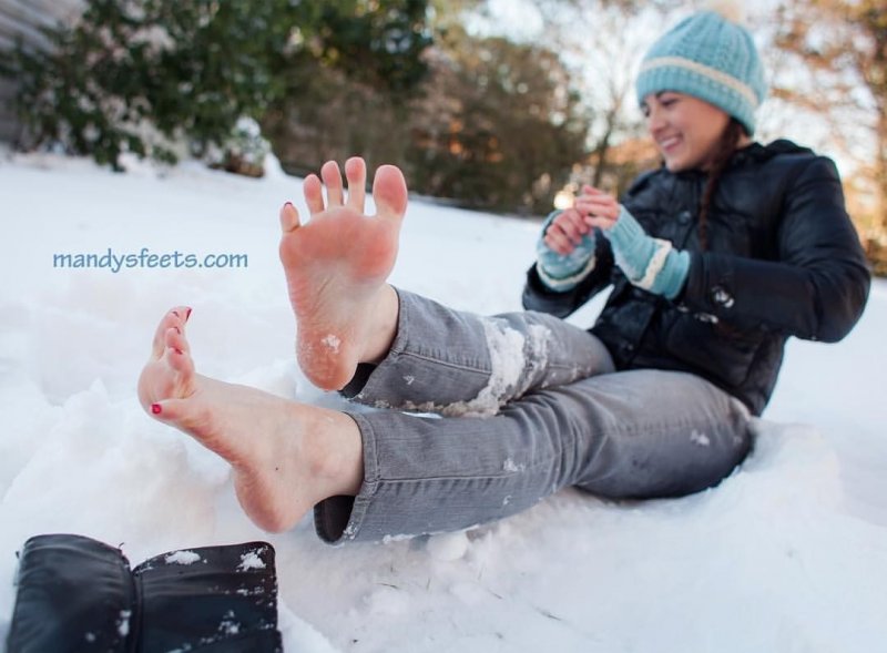 Босые ноги девушек на снегу